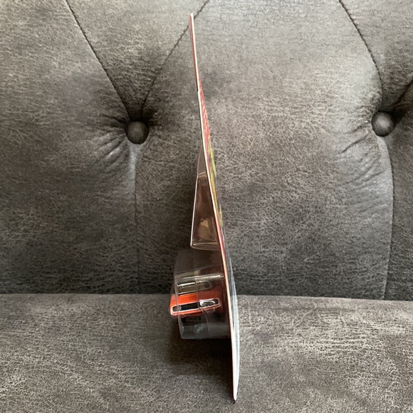 Johnny Lightning, Motor Trend, 1970 Plymouth Hemi Cuda - Picture 4 of 5